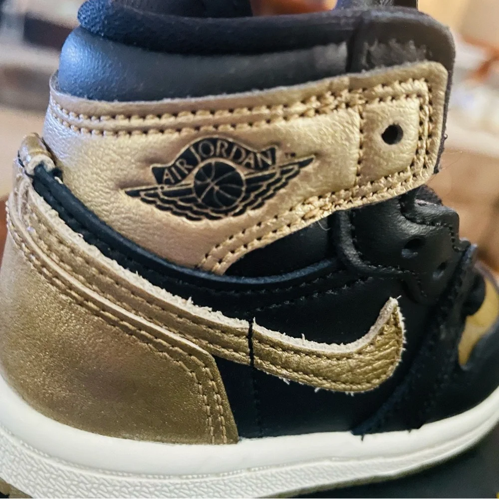 JORDAN 1 RETRO HIGH OG (TD) 5c
BLACK/METALLIC GOLD-SAIL
NOIR/VOILE/OR METALLIQUE - Picture 5 of 8